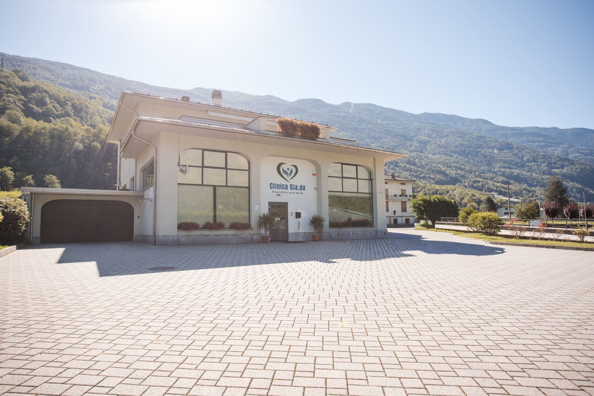 La sede di Clinica Gia.da a Mazzo di Valtellina, vista dal parcheggio